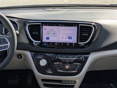 2024 Chrysler Pacifica — photo 17 view