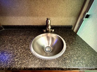 2018 Fleetwood Bounder - Photo 10