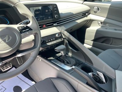 2025 Hyundai Elantra - Photo 25