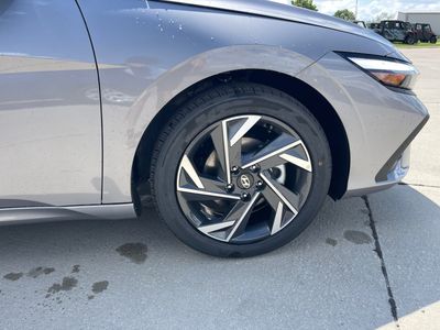 2025 Hyundai Elantra - Photo 32