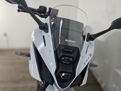 2026 Suzuki GSX-8R - Photo 11
