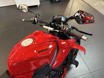 2026 Ducati Streetfighter V4 - Photo 12