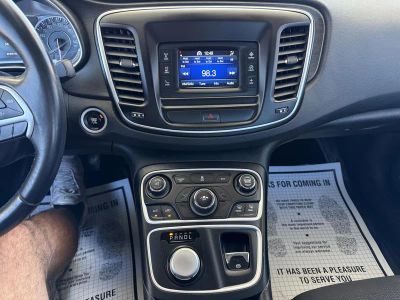 2015 Chrysler 200 — photo 18 view