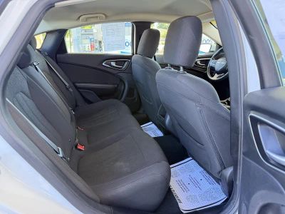 2015 Chrysler 200 — photo 16 view