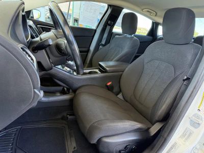 2015 Chrysler 200 — photo 11 view