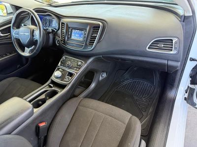 2015 Chrysler 200 — photo 14 view