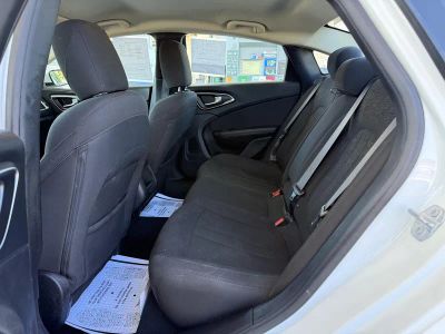 2015 Chrysler 200 — photo 12 view