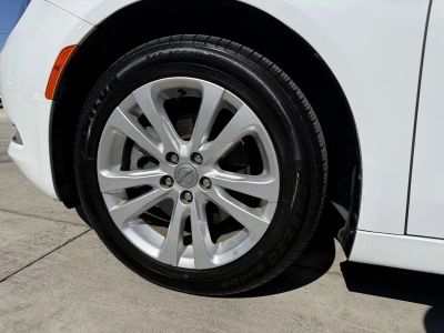 2015 Chrysler 200 — photo 9 view