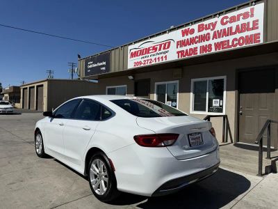 2015 Chrysler 200 — detail view