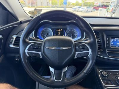 2015 Chrysler 200 — photo 17 view