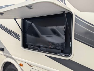 2019 Thor Motor Coach Hurricane — photo 19 view