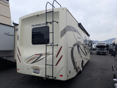2019 Thor Motor Coach Hurricane — photo 16 view