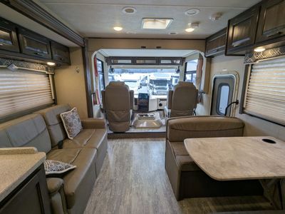 2019 Thor Motor Coach Hurricane — photo 8 view