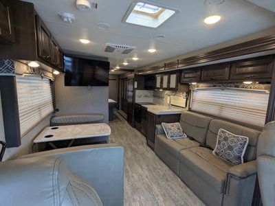 2019 Thor Motor Coach Hurricane — photo 15 view