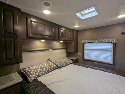 2019 Thor Motor Coach Hurricane — photo 27 view