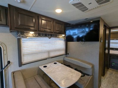 2019 Thor Motor Coach Hurricane — photo 14 view