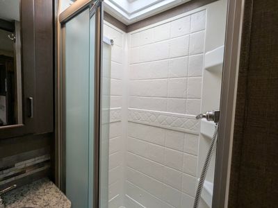 2019 Thor Motor Coach Hurricane — photo 26 view