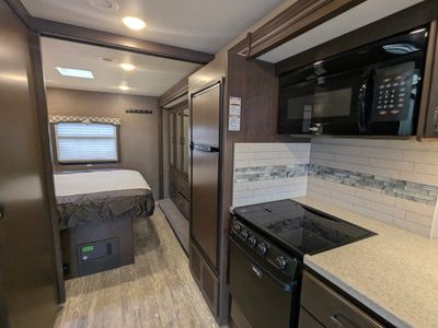 2019 Thor Motor Coach Hurricane — photo 31 view