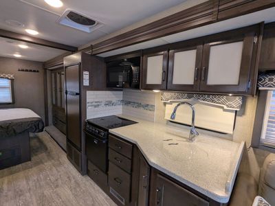 2019 Thor Motor Coach Hurricane — photo 23 view