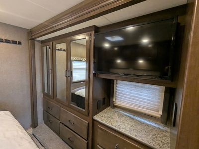 2019 Thor Motor Coach Hurricane — photo 17 view