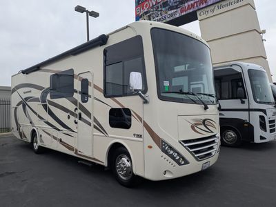 2019 Thor Motor Coach Hurricane — photo 35 view