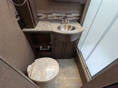 2019 Thor Motor Coach Hurricane — photo 13 view