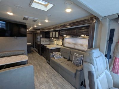 2019 Thor Motor Coach Hurricane — photo 10 view