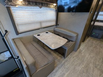2019 Thor Motor Coach Hurricane — photo 7 view