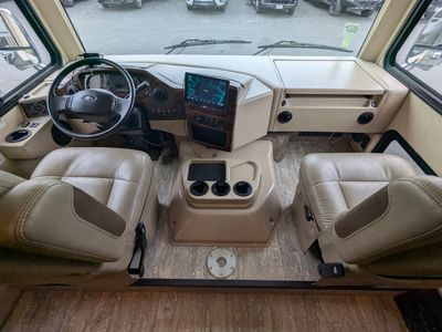 2019 Thor Motor Coach Hurricane — photo 32 view