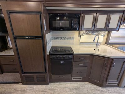 2019 Thor Motor Coach Hurricane — photo 22 view