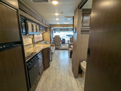 2019 Thor Motor Coach Hurricane — photo 28 view