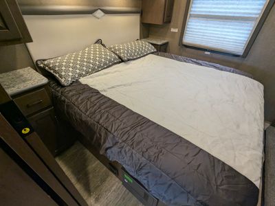 2019 Thor Motor Coach Hurricane — photo 21 view