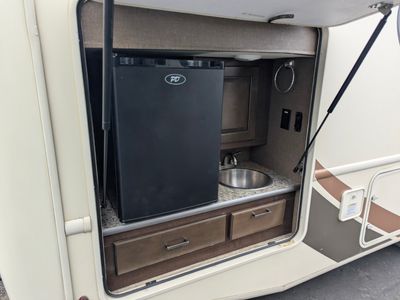 2019 Thor Motor Coach Hurricane — photo 12 view