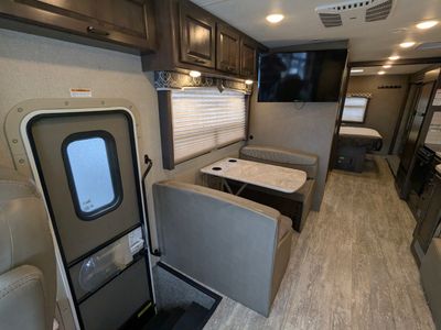 2019 Thor Motor Coach Hurricane — photo 30 view