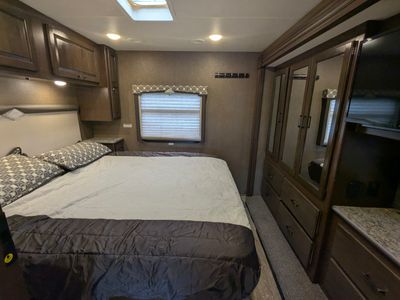 2019 Thor Motor Coach Hurricane — photo 25 view