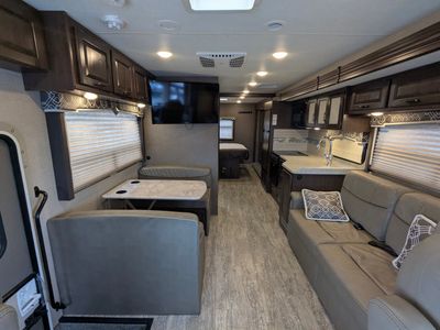 2019 Thor Motor Coach Hurricane — photo 11 view