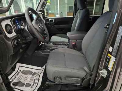 2025 Jeep Wrangler — photo 15 view