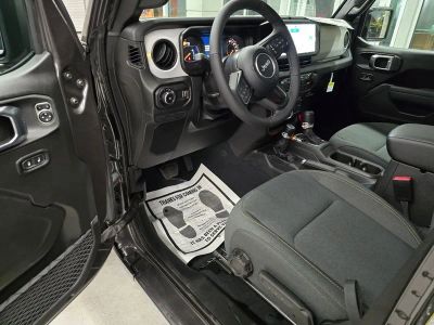 2025 Jeep Wrangler — photo 14 view
