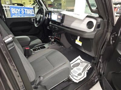 2025 Jeep Wrangler — photo 28 view