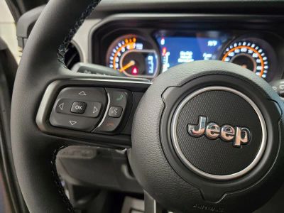 2025 Jeep Wrangler — photo 17 view