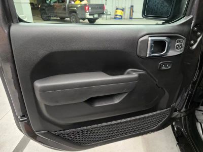 2025 Jeep Wrangler — photo 12 view