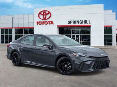 2025 Toyota Camry SE — front three-quarter view