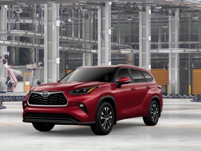 2026 Toyota Highlander XLE in Ruby Flare Pearl — front three-quarter view