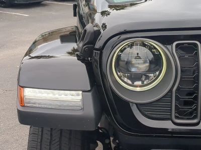 2026 Jeep Gladiator — photo 10 view
