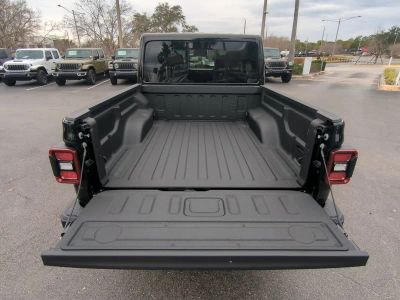 2026 Jeep Gladiator — photo 14 view