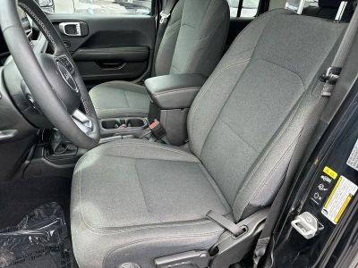 2025 Jeep Wrangler — photo 13 view