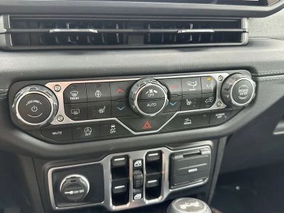 2025 Jeep Wrangler — photo 16 view