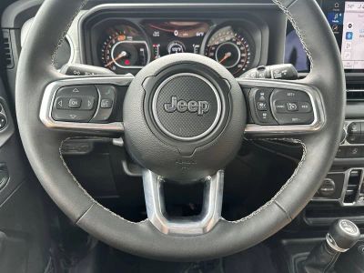 2025 Jeep Wrangler — photo 11 view
