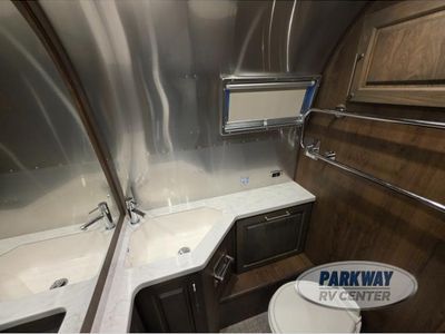 2024 Airstream Classic - Photo 28