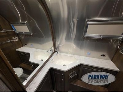 2024 Airstream Classic - Photo 29